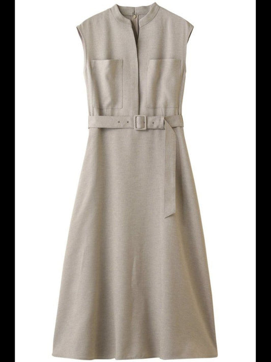 Sleevless dress with belt