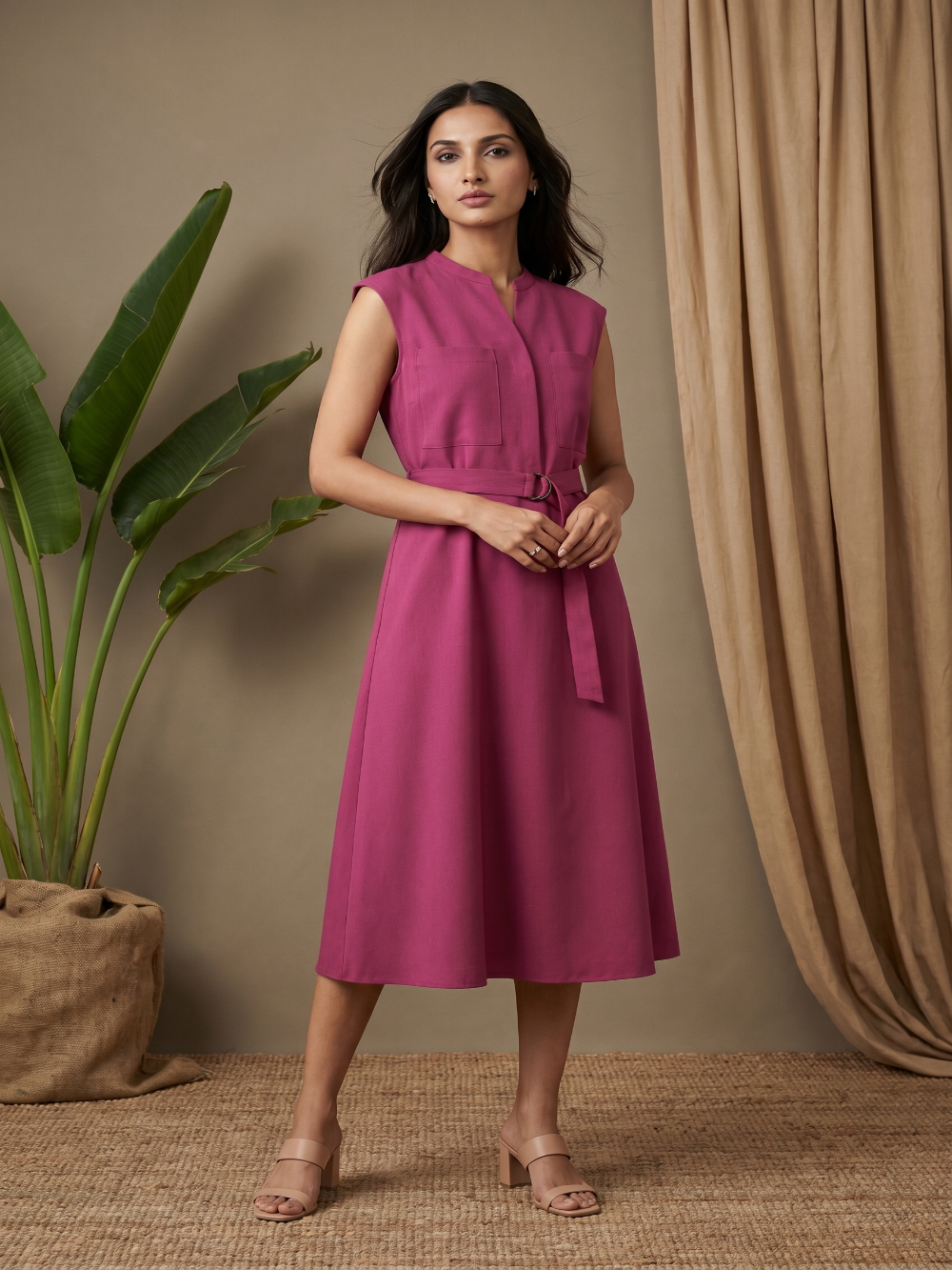 Sleevless dress with belt